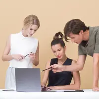 Ilustrasi pakaian. Sumber foto: unsplash.com/Icons8 team.