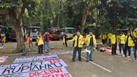 Mahasiswa UI berkumpul di lapangan parkir Fisip UI untuk bertolak ke Jakarta malakukan aksi demontrasi di Jakarta. (Liputan6.com/Dicky Agung Prihanto)