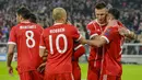 Para pemain Bayern Munchen merayakan gol yang dicetak Robert Lewandowski ke gawang Anderlecht pada laga Liga Champions di Stadion Allianz Arena, Munchen, Selasa (12/9/2017). Munchen menang 3-0 atas Anderlecht. (AFP/Guenter Schiffmann) 