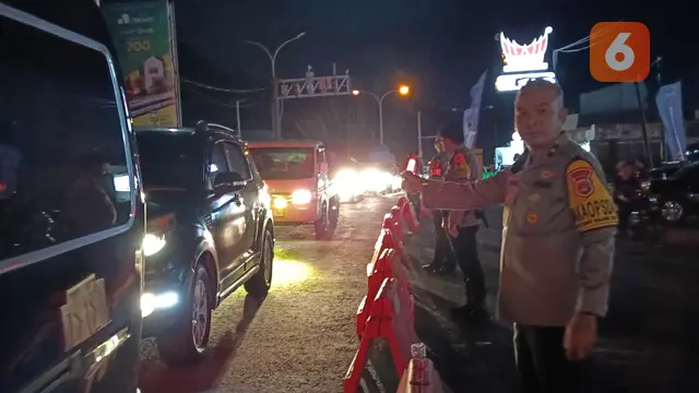 Wakapolda Banten, Brigjen Pol Hengki, Ikut Mengatur Lalu Lintas. (Jumat, 28/03/2025). (Yandhi Deslatama/Liputan6.com).