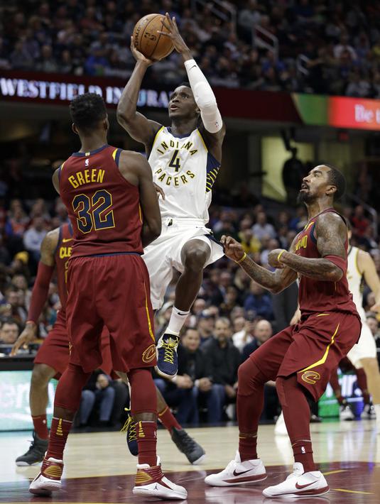 Pemain Indiana Pacers, Victor Oladipo (4) melakukan tembakan saat diadang Jeff Green (32) dan JR Smith (5) pada laga NBA basketball di Quicken Loans Arena, Cleveland, Kamis, (2/11/2017) pagi WIB. Cleveland kalah 107-124. (AP/Tony Dejak)