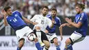 Pemain Jerman Amin Younes (tengah) mencetak satu gol saat ke gawang San Marino pada Kualifikasi Piala Dunia 2018 di Stadion Nuernberg, Nuremberg, Jerman, (10/6/2017). (Andreas Gebert/dpa via AP)