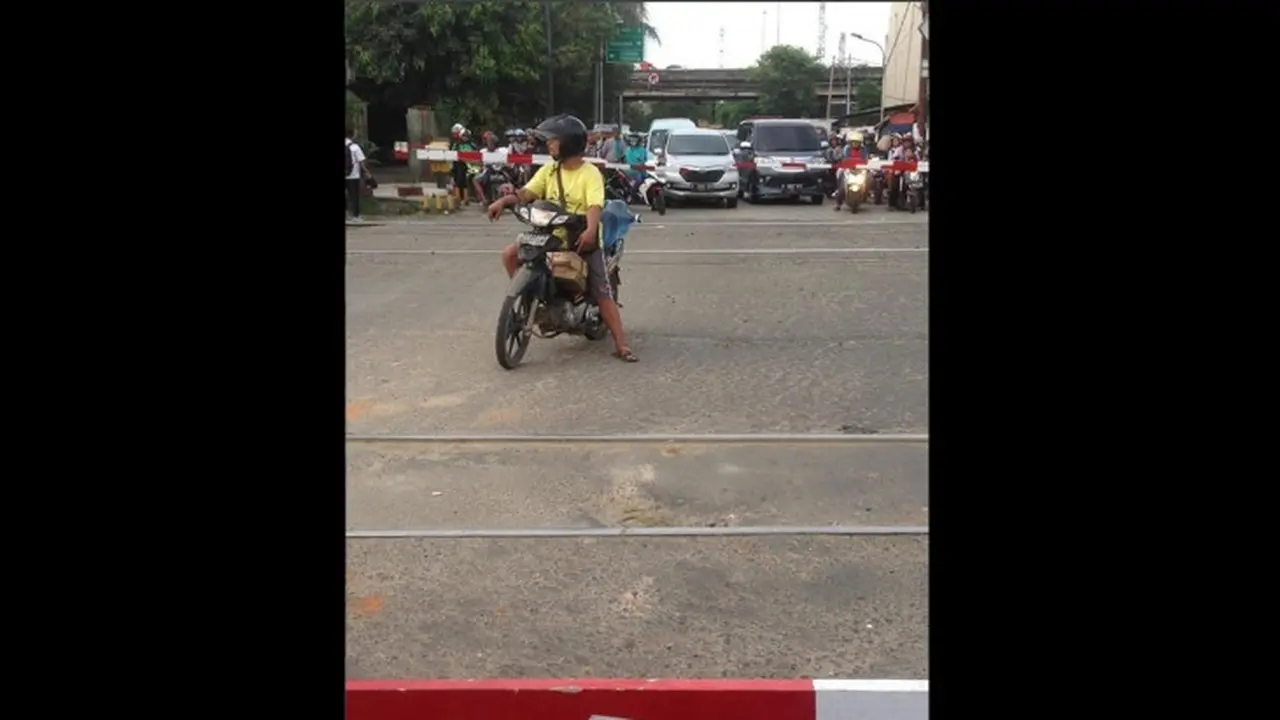 Sepeda Motor Terobos Pintu Perlintasan Kereta