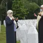 Dua wanita berdoa di pemakaman korban pembantaian Sreberenica, Potocari, Bosnia, 7 Juli 2020. Lebih dari 8.000 muslim Bosnia tewas dalam 10 hari pembantaian setelah kota itu dikuasai pasukan Serbia pada bulan-bulan terakhir perang saudara 1992-1995. (AP Photo/Kemal Softic)