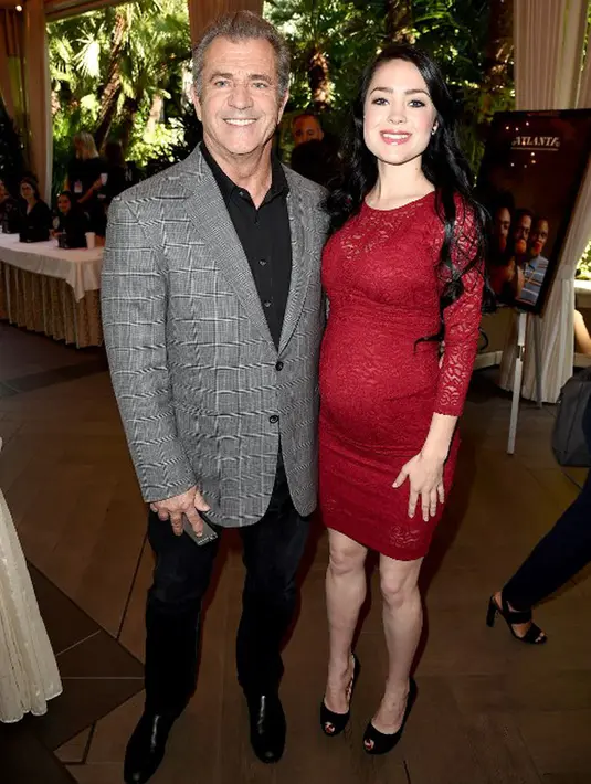 Kelahiran anak Mel dan Ross tentu saja menjadi penantian para penggemarnya lantaran tidak sabar melihat wajah lucu seorang bayi laki-laki pasangan Mel dan Rosalind Ross. (AFP/Bintang.com)