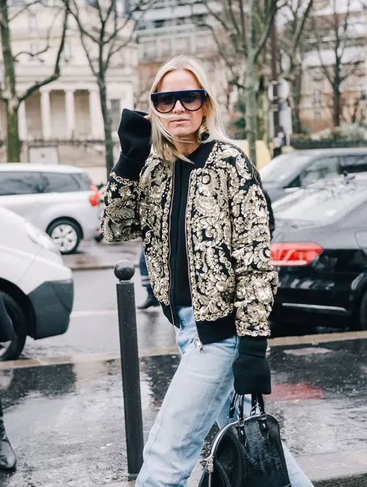 <p>Tampil glamor dengan bomber jacket juga sangat bisa didapatkan dengan pemilihan yang tepat seperti aksen payet hingga bordir. (Foto: Pinterest)</p>