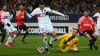 Pemain PSG, Kylian Mbappe (tengah kiri) berusaha melewati kiper Revel, Cyril Garcia pada laga Piala Prancis 2023/2024 di Pierre-Fabre stadium, Castres, Prancis, Senin (08/01/2024) dini hari WIB. (AFP/Valentine Chapuis)