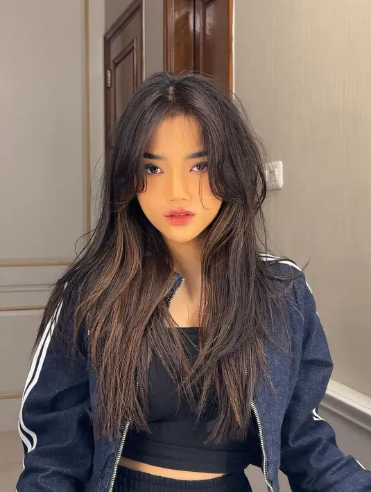 Fuji tampil cantik, walau dengan rambut yang terlihat berantakan. Ia mengenakan cropped top hitam dengan celana yang juga berwarna hitam, ditumpuknya mengenakan cropped jacket biru denim. [Foto: Instagram/fuji_an]