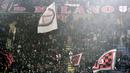 Aksi suporter AC Milan saat melawan Atalanta dalam lanjutan Serie A yang berlangsung di Stadion San Siro, Milan, Sabtu (17/12/2016) waktu setempat. (AFP/Tiziana Fabi)