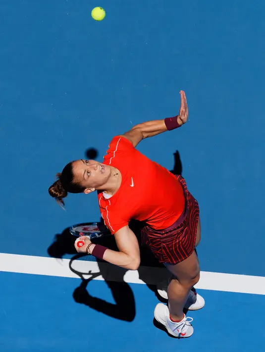 Petenis Maria Sakkari melakukan servis saat bertanding melawan petenis AS, Serena Williams selama turnamen tenis Piala Hopman di Perth (3/1). Maria Sakkari asal Yunani berusia 23 tahun. (AP Photo / Trevor Collens)