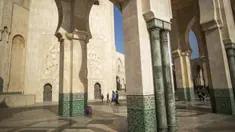 Turis berjalan di dalam masjid Hassan II, salah satu yang terbesar di Afrika, di Casablanca, Maroko (7/2/2020). Masjid ini mulai dibangun tahun 1980, didesain oleh arsitek berkebangsaan Prancis Michel Pinseau dan dibangun oleh Bouygues. (AP Photo/Mosaab Elshamy)