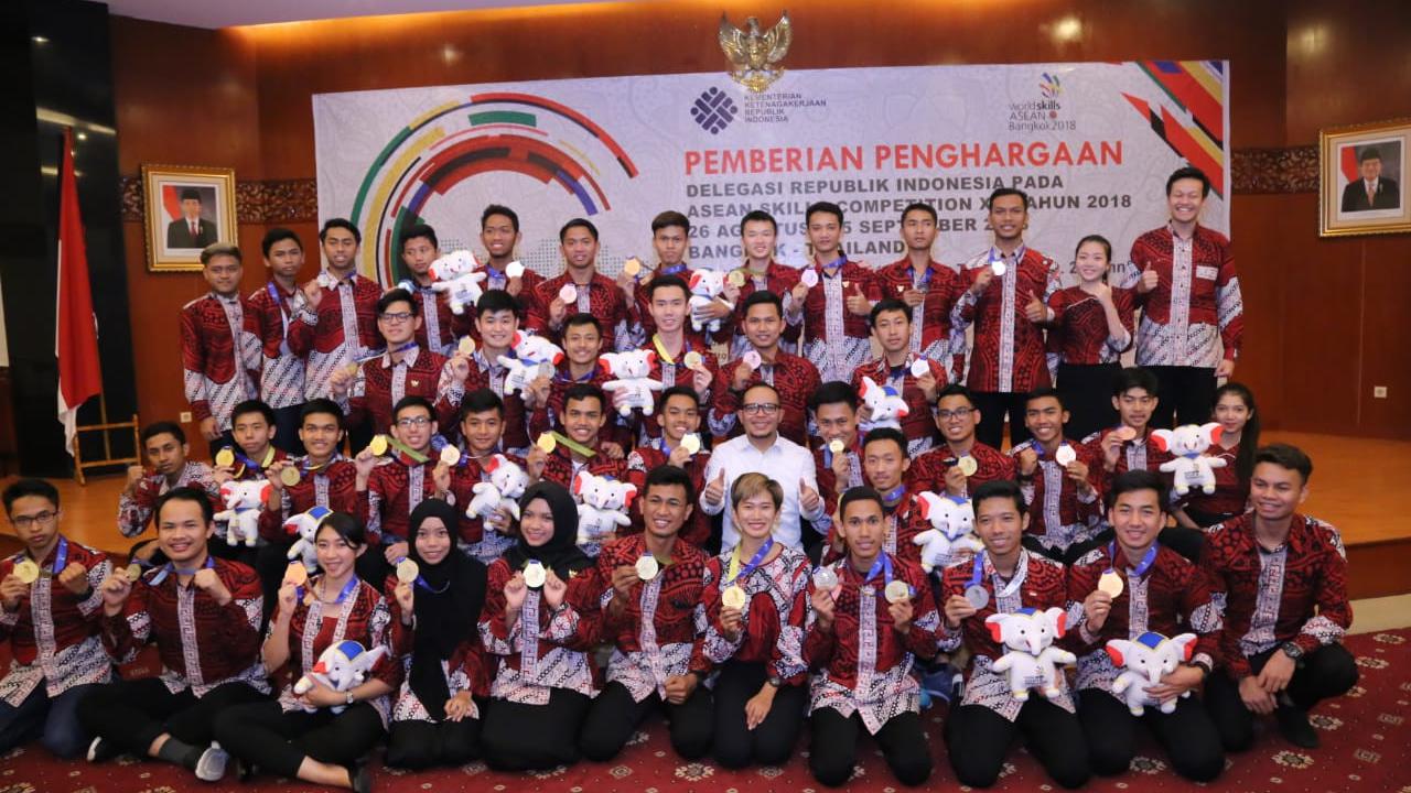 Hanif Dhakiri dan peraih medali ASC.