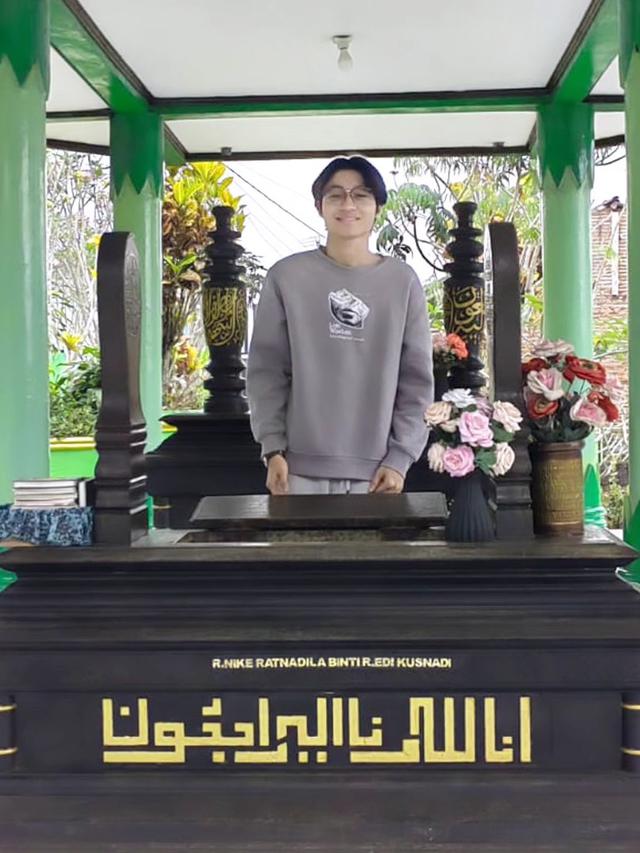 Rilis Ulang 'Seberkas Sinar', Ini 6 Potret Kiesha Alvaro Ziarah ke Makam Nike Ardilla