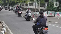 Melawan arus lalu lintas masih menjadi salah satu pelanggaran yang sering terlihat secara terang-terangan di jalan raya. (Liputan6.com/Angga Yuniar)