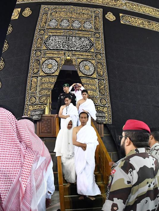 Presiden Joko Widodo didampingi Ibu Iriana Jokowi bersama kedua putranya keluar dari dalam Kakbah saat menunaikan ibadah umrah di Mekkah, Arab Saudi, Senin (15/4). Pada kesempatan itu Jokowi, Ibu Iriana dan rombongan terbatas berkesempatan masuk ke dalam Kakbah. (Liputan6.com/Pool/Biro Pers Setpres)