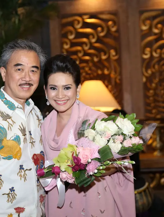 'Hari ini saya launching album setelah lima tahun. Konsep musiknya dangdut akustik. Tanpa suling. Bagaimana gitar akustik membuat musik dangdut jauh lebih tenang' ujar ikke. (Andy Masela/Bintang.com)