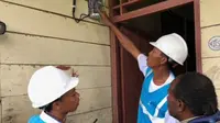 Petugas PLN memasang listrik di rumah warga di Desa Parauto, Nabire, Papua Barat. (Vina A. Muliana/Liputan6.com)Petugas PLN memasang listrik di rumah warga di Desa Parauto, Nabire, Papua. (Vina A. Muliana/Liputan6.com)