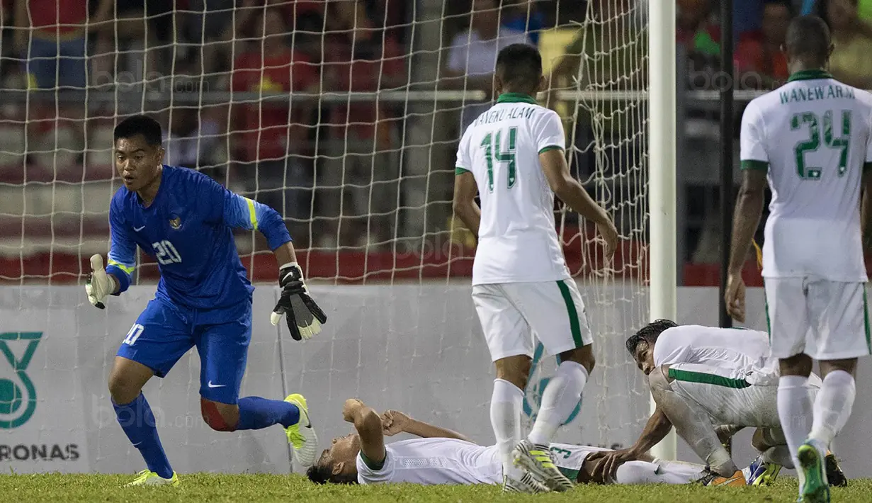 Selain Satria Tama beberapa pemain Indonesia juga tergeletak karena cedera saat melawan Vietnam di Stadion MPS, Selangor, Selasa (22/8/2017). Indonesia bermain imbang 0-0 lawan Vietnam. (Bola.com/Vitalis Yogi Trisna)