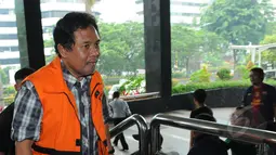 Zaini Arony tiba di Gedung Komisi Pemberantasan Korupsi (KPK), Jakarta, Kamis (2/4/2015). ). Zaini diperiksa kasus dugaan pemerasan terkait permohonan izin pengembangan kawasan wisata di Lombok Barat, Nusa Tenggara Barat. (Liputan6.com/Herman Zakharia)