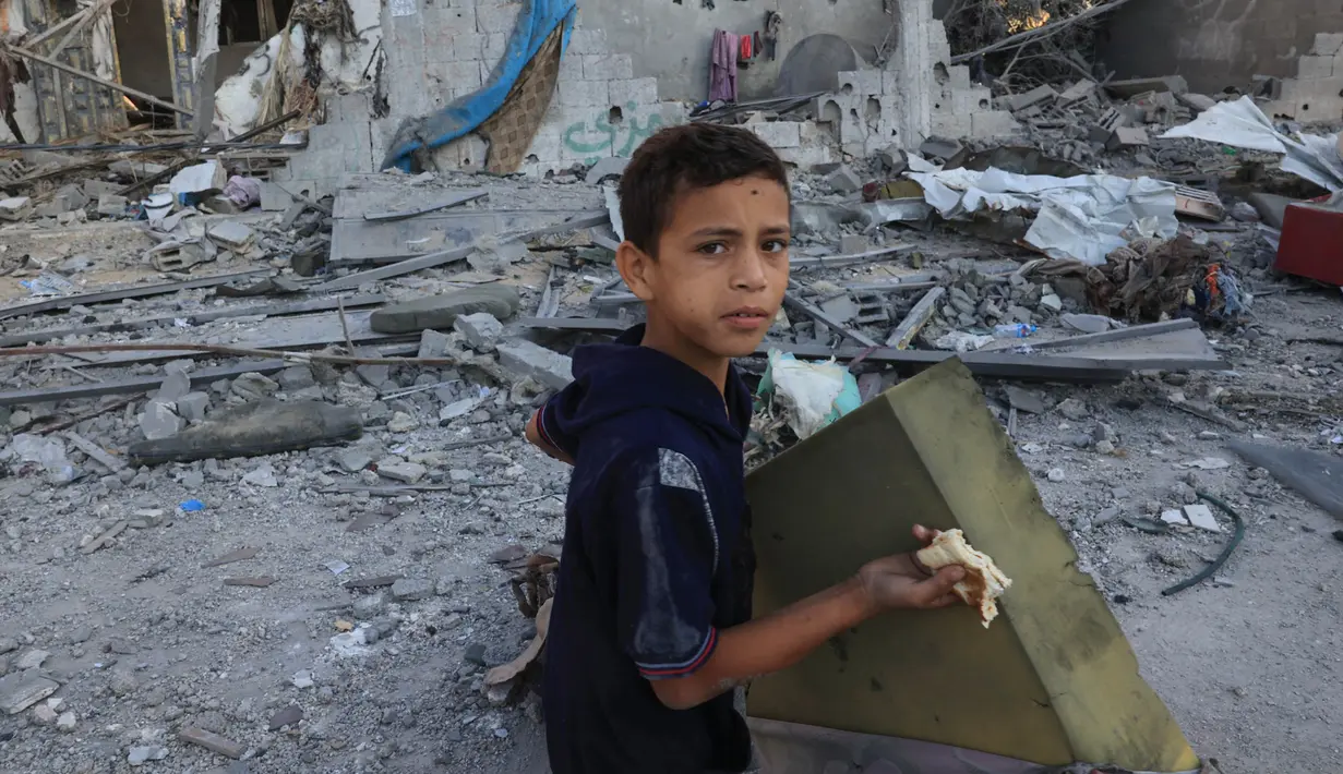 Perang antara kelompok milisi Hamas dengan Israel telah merenggut hak anak-anak yang berada di wilayah Gaza. (SAID KHATIB/AFP)