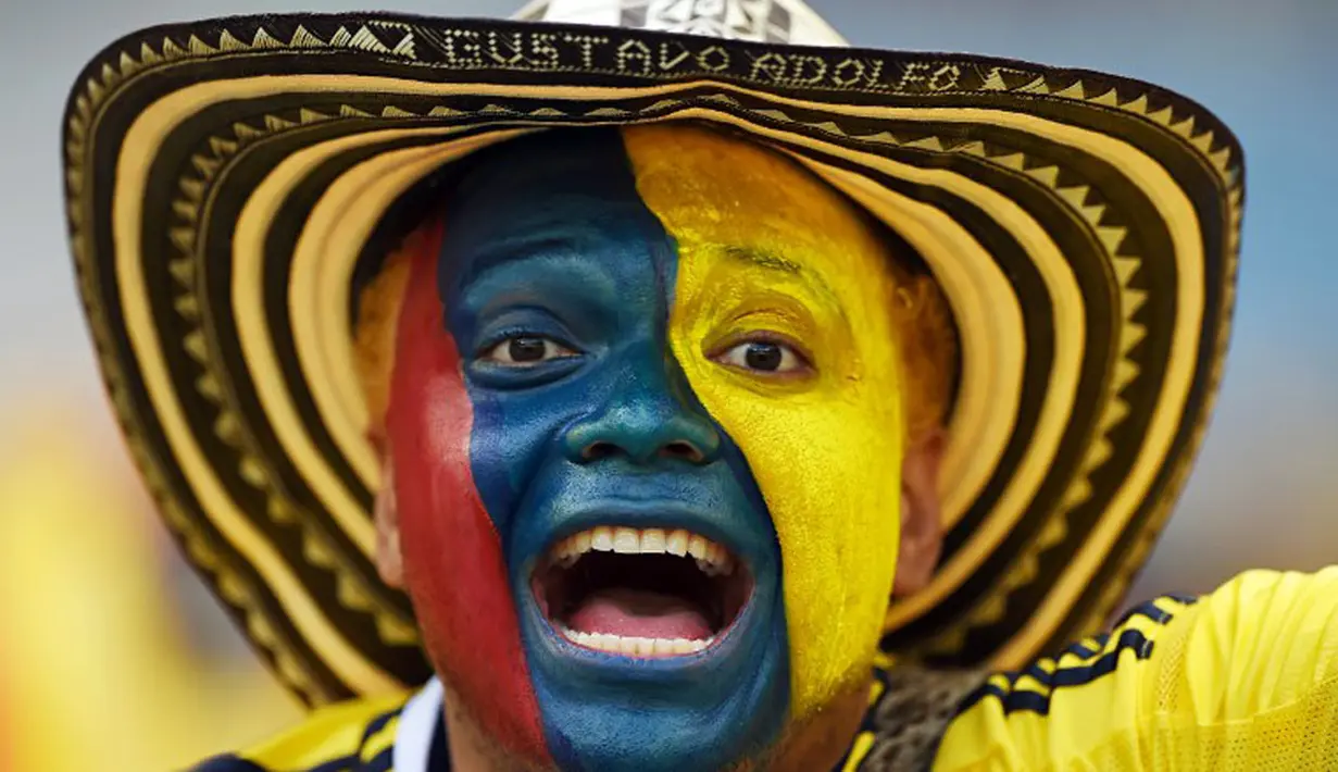 Ekspresi kegembiraan suporter Los Cafeteros menyaksikan kemenangan Kolombia atas Yunani 3-0 di laga penyisihan Piala Dunia 2014 Grup C di Belo Horizonte, Brasil, (14/6/2014). (AFP PHOTO/Eitan Abramovich)