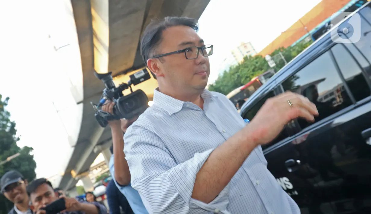 Direktur Utama PT Sinarmas Asset Management Alex Setyawan usai menjalani pemeriksaan di gedung Jampidsus Kejaksaan Agung, Rabu (15/1/2020). Alex Setyawan diperiksa sebagai saksi dalam kasus dugaan korupsi pengelolaan keuangan dan dana investasi PT Asuransi Jiwasraya. (Liputan6.com/Herman Zakharia)