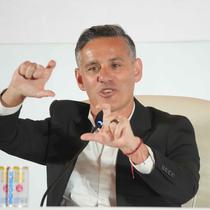 John Herdman menggantikan posisi Patrick Kluivert yang hengkang bersama jajarannya pada Oktober 2025, selepas gagal membawa skuad Garuda lolos Piala Dunia 2026. Tampak dalam foto, pelatih kepala tim nasional sepak bola Indonesia yang baru, John Herdman memberi isyarat saat berbicara dalam konferensi pers di Jakarta, Selasa 13 Januari 2026. (AP Photo/Achmad Ibrahim)