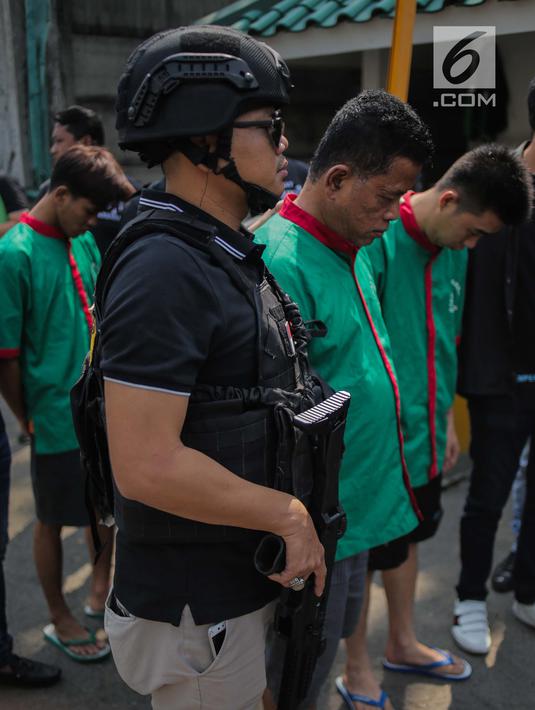 Empat tersangka dihadirkan saat rilis kasus pengungkapan narkotika jaringan Internasional Malaysia-Indonesia di Polres Jakarta Barat, Selasa (16/7/2019). Sejumlah barang barang bukti diantaranya 30 paket besar jenis sabu denga berat Brutto 30.000 Gram berhasil diamankan. (Liputan6.com/Faizal Fanani)