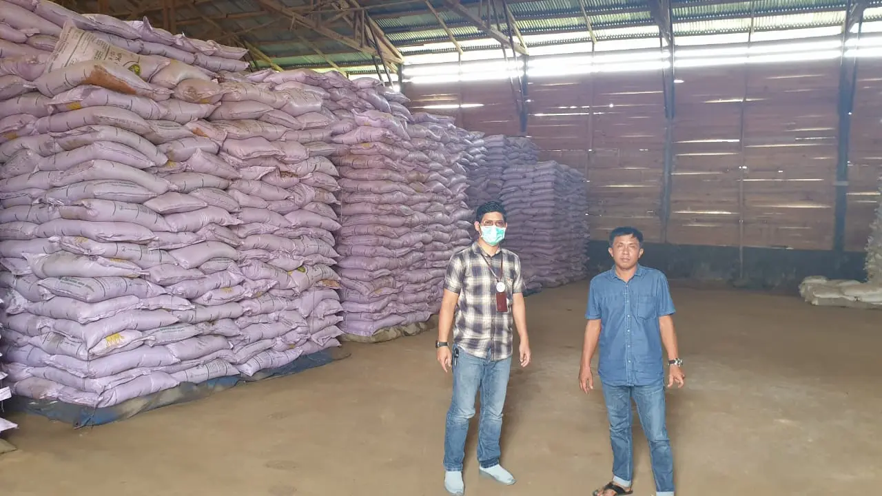 Muhammad Rhopidha Ardiana, PIC BRI wilayah Kantor Cabang Pangkalan Bun, Kalimantan Tengah bersama nasabah. Istimewa