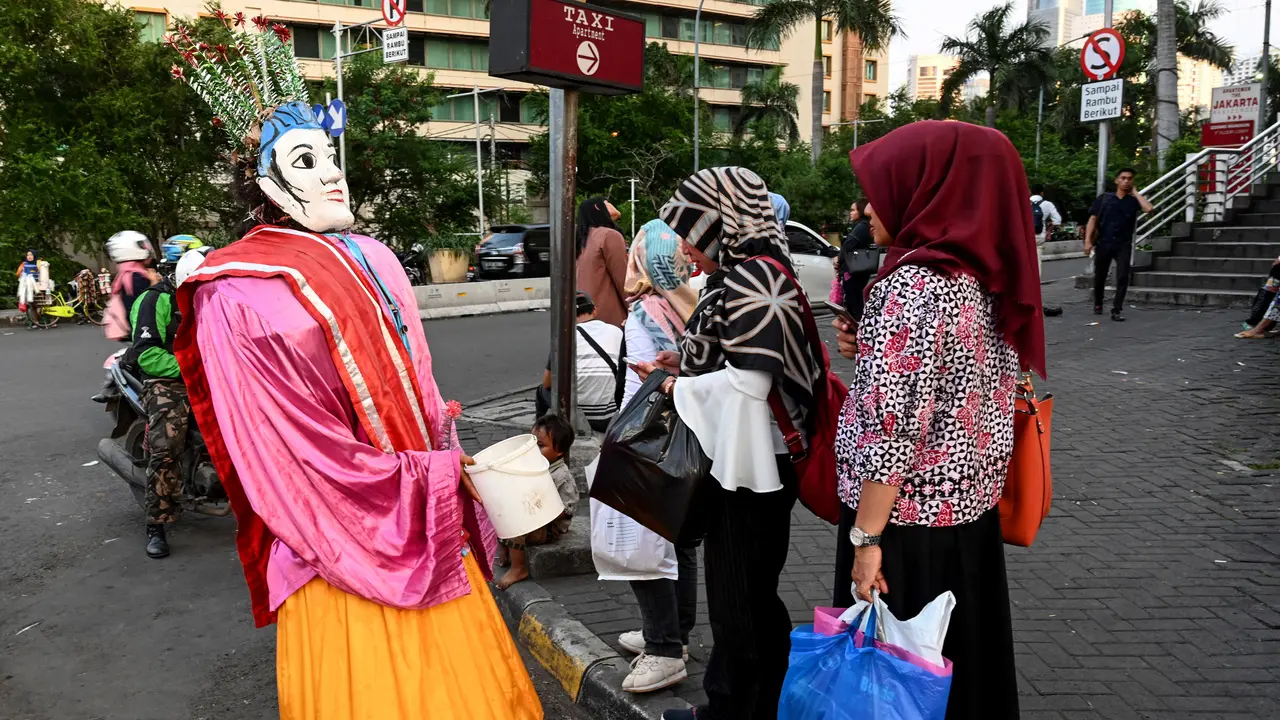 Pengamen Ondel-ondel di Ibu Kota
