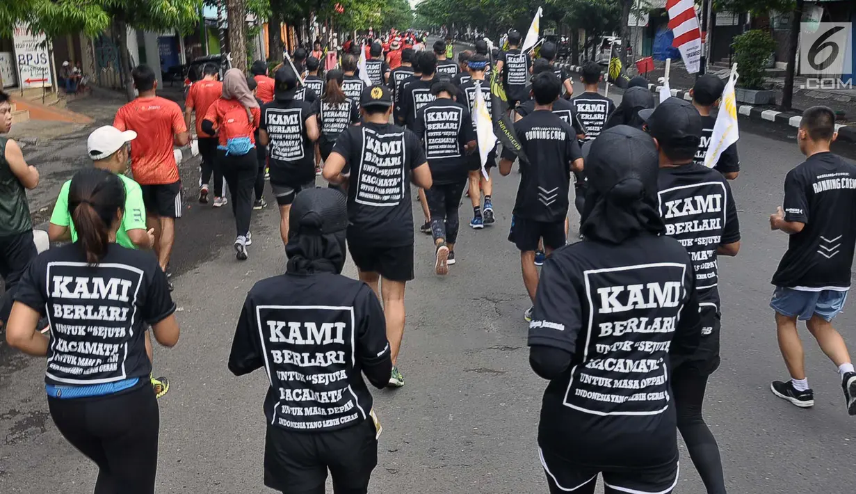 Pelari mengikuti Semarang 10K di Kota Semarang, Jawa Tengah, Minggu (16/12). Semarang 10K berkonsep napak tilas peninggalan sejarah Kota Semarang.  (Liputan6.com/Gholib)