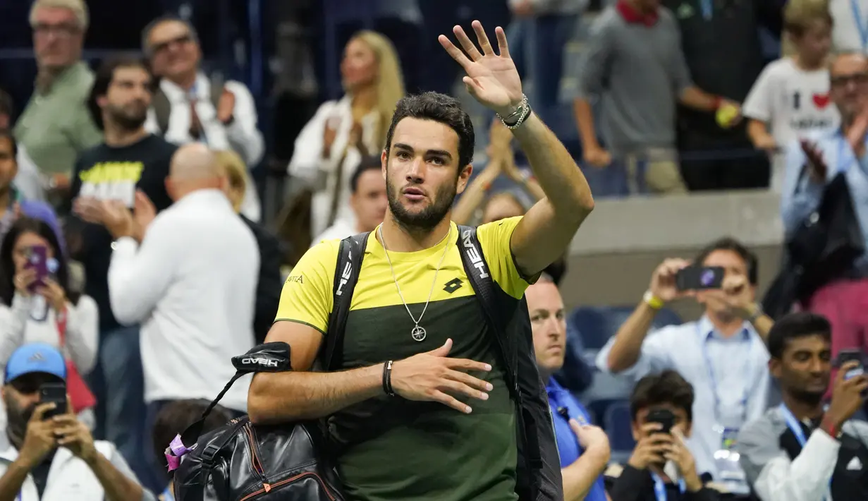Petenis Italia, Matteo Berrettini menyapa penggemaranya usai pertandingan melawan Rafael Nadal dari Spanyol pada babak semifinal AS Terbuka 2019 di New York (6/9/2019). Nadal menang 7-6, 6-4, 6-1 atas Berrettini. (AFP Photo/Don Emmert)