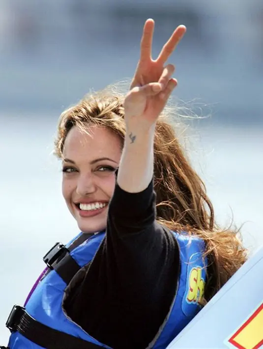 “Aku sedih dengan keputusan Jolie menggugat cerai, tapi aku tak bisa berbuat apapun, yang terpenting sekarang adalah kondisi mereka (anak-anak) selalu baik dan sehat,” ucap Brad Pitt melansir dailymail. (Instagram/Angelinajolieofficial)