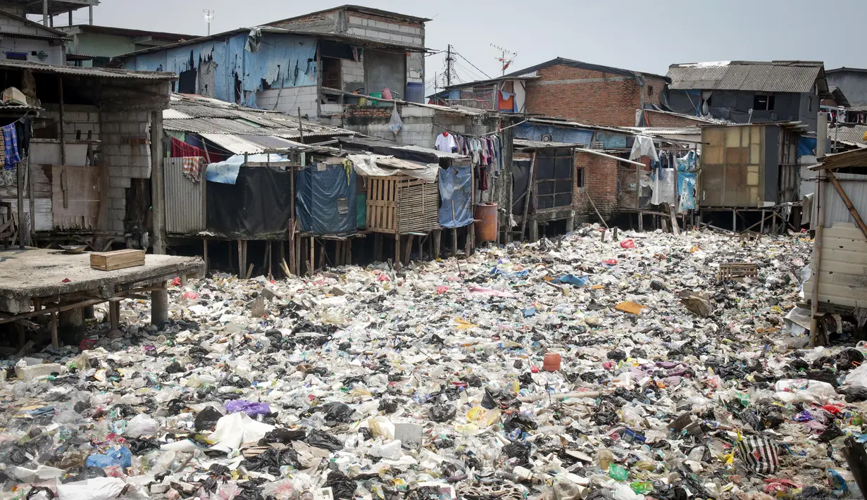 Kondisi sampah yang menumpuk di Kali Gendong, Penjaringan, Jakarta Utara, Kamis (16/3). Ceceran sampah plastik limbah rumah tangga terlihat menyerupai daratan menumpuk di sepanjang Kali Gendong. (Liputan6.com/Faizal Fanani)