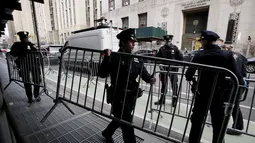 Mantan Presiden Amerika Serikat Donald Trump tiba di New York pada Senin (3/4), di mana dia diperkirakan bermalam sebelum mendengar langsung dakwaan atas keterlibatannya dalam skandal suap kepada artis porno Stormy Daniels. (Photo by Leonardo Munoz / AFP)