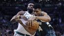 Pebasket Milwaukee Bucks, Giannis Antetokounmpo, berebut bola dengan pebasket Boston Celtics, Jaylen Brown, pada laga NBA di TD Garden, Boston, Rabu (18/10/2017). Celtics kalah 100-108 dari Bucks. (AP/Charles Krupa)