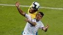 Pemain Argentina Marcos Acuna dilanggar oleh pemain Brazil Dani Alves saat bertanding dalam semifinal Copa America 2019 di Stadion Mineirao, Belo Horizonte, Brasil, Selasa (2/7/2019). Brasil lolos ke final Copa America 2019 setelah menghajar Argentina 2-0. (AP Photo/Nelson Antoine)