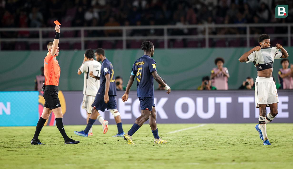 <p>Wasit Espen Eskas asal Norwegia memberi kartu merah kepada pemain Timnas Jerman U-17, Winners Osawe (kanan) saat menghadapi Timnas Prancis U-17 pada laga final Piala Dunia U-17 2023 di Stadion Manahan, Solo, Sabtu (2/12/2023). (Bola.com/Bagaskara Lazuardi)</p>