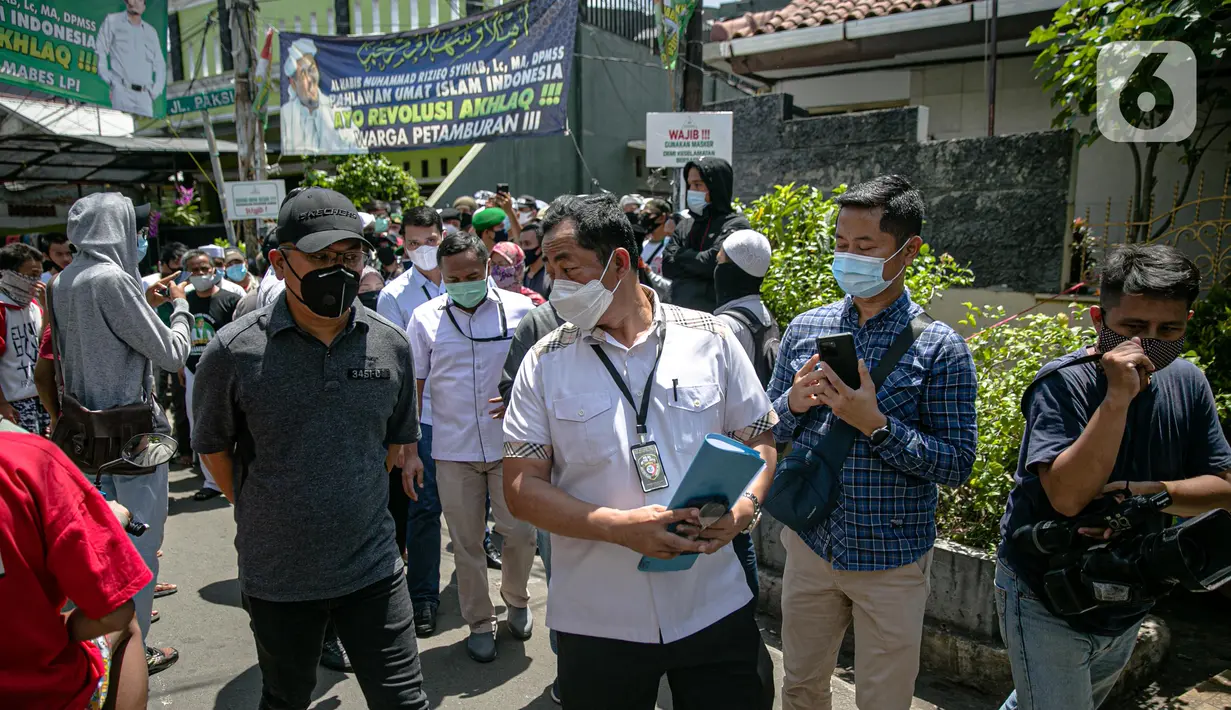 Anggota Polda Metro Jaya meninggalkan kediaman Rizieq Shihab di kawasan Petamburan, Jakarta, Rabu (2/12/2020). Kedatangan polisi untuk memberikan surat pemanggilan kepada Rizieq Shihab terkait acara Maulid Nabi dan resepsi pernikahan putrinya pada 14 November 2020 lalu. (Liputan6.com/Faizal Fanani)