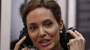 Jolie, asik menikmati waktu bersama anak-anaknya sedangkan Pitt harus merasakan sedih karena keterpurukannya tak boleh bertemu dengan anak-anaknya.  (AFP/Bintang.com)