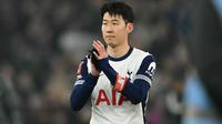 Striker Korea Selatan #07, Son Heung-Min, dari Tottenham Hotspur bertepuk tangan kepada para penggemar setelah pertandingan putaran keempat Piala FA Inggris antara Aston Villa dan Tottenham Hotspur di Villa Park di Birmingham, Inggris bagian tengah, pada tanggal 9 Februari 2025. Villa memenangkan pertandingan dengan skor 2-1. (JUSTIN TALLIS/AFP)