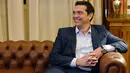 Perdana Menteri Yunani Alexis Tsipras saat menemui Presiden Yunani, Prokopis Pavlopoulos di Istana Presiden, Athena, Kamis (20/8/2015). Dia mengumumkan pengunduran dirinya dan menyerukan pemilu dini tanggal 20 September. (AFP PHOTO/LOUISA GOULIAMAKI)