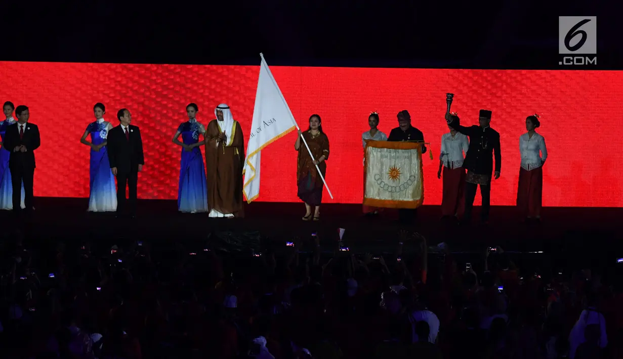 Menko PMK Puan Maharani membawa bendera Asian Games saat penutupan Asian Games 2018 di Stadion Utama GBK, Jakarta, Minggu (2/9). China akan menjadi tuan rumah Asian Games 2022. (Merdeka.com/Imam Buhori)