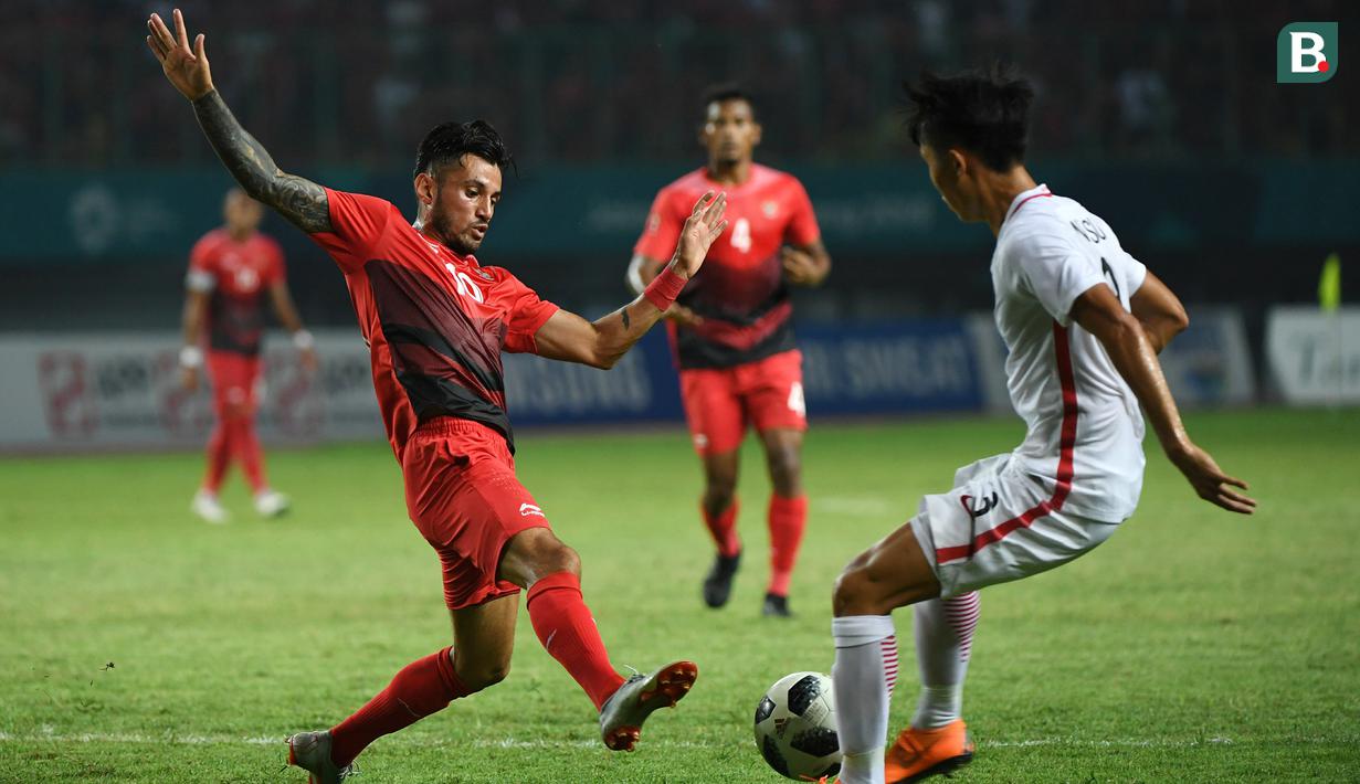 Penyerang Indonesia, Stefano Lilipaly, berebut bola dengan pemain Hong Kong pada laga Asian Games di Stadion Patriot, Jawa Barat, Senin, (20/8/2018). Indonesia menang 3 - 1 atas Hongkong. (Kapanlagi.com/Agus Apriyanto)