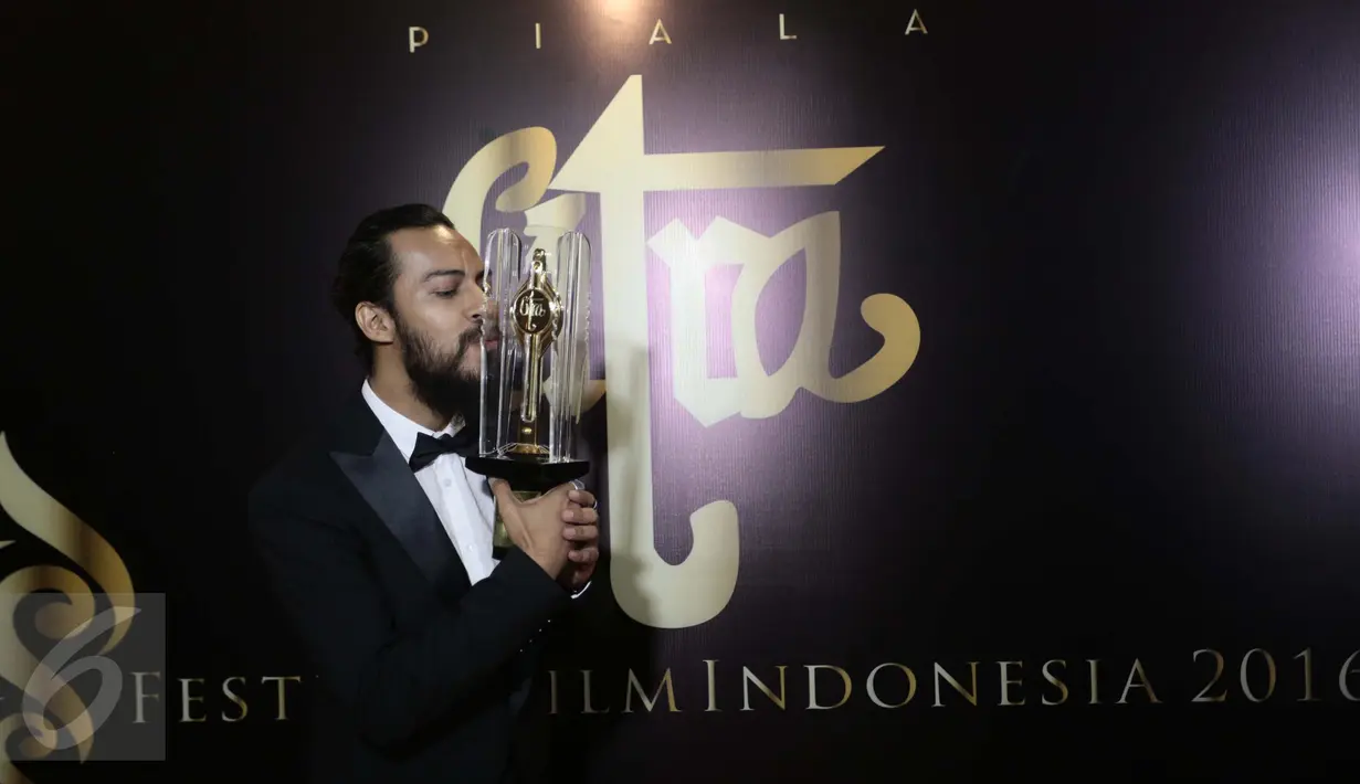 Aktor Alex Abbad meraih Piala Citra untuk Pemeran Pendukung Pria Terbaik dalam Festival Film Indonesia (FFI) 2016 di Jakarta, Minggu (6/11). Penghargaan diterima Alex Abbad berkat aktingnya dalam film My Stupid Boss. (Liputan6.com/Gempur M Surya)