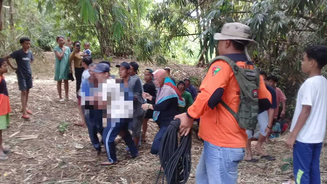 Masyarakat mengevakuasi korban terpeleset di Jembatan di Kecamatan Muncar, Banyuwangi (Istimewa)