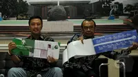 Menpora Imam Nahrawi (kiri) menunjukkan Blue Print dan Road Map saat jumpa pers terkait pembentukan tim transisi PSSI di kantor Kemenpora, Jakarta, Jumat (8/5/2015). Menpora mengumumkan sejumlah nama yang menjadi Tim Transisi. (Liputan6.com/Yoppy Renato)