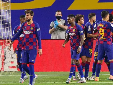 Pemain Barcelona merayakan gol yang dicetak oleh Ivan Rakitic ke gawang Athletic Bilbao pada laga La Liga di Stadion Camp Nou, Selasa (23/6/2020). Barcelona menang 1-0 atas Athletic Bilbao. (AP/Joan Monfort)