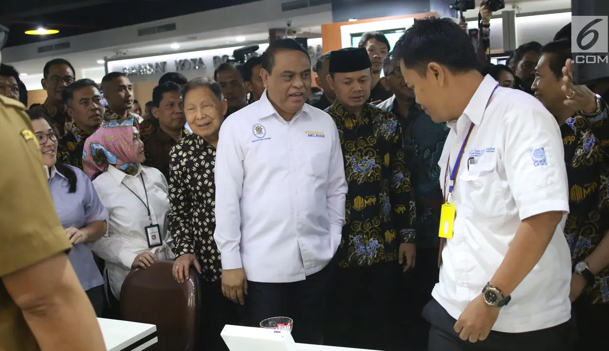 Menteri PANRB  Syafruddin, Wali Kota Bogor Bima Arya dan Pendiri Grup Lippo Mochtar Riady  Meninjau Mal Pelayanan Publik (MPP) di Lippo Plaza Kebun Raya Bogor, Senin (26/8/2019). MPP merupakan inovasi pelayanan publik yang menjadi program pemerintah. (Liputan6.com/Angga Yuniar)
