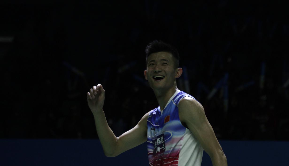 Tunggal putra China, Chen Long, merayakan kemenangan atas melawan pebulutangkis Indonesia, Tommy Sugiarto, pada Blibli Indonesia Open 2019 di Istora Senayan, Jakarta, Rabu (17/7). Tommy kalah 22-20, 14-21 dan 21-17. (Bola.com/Yoppy Renato)